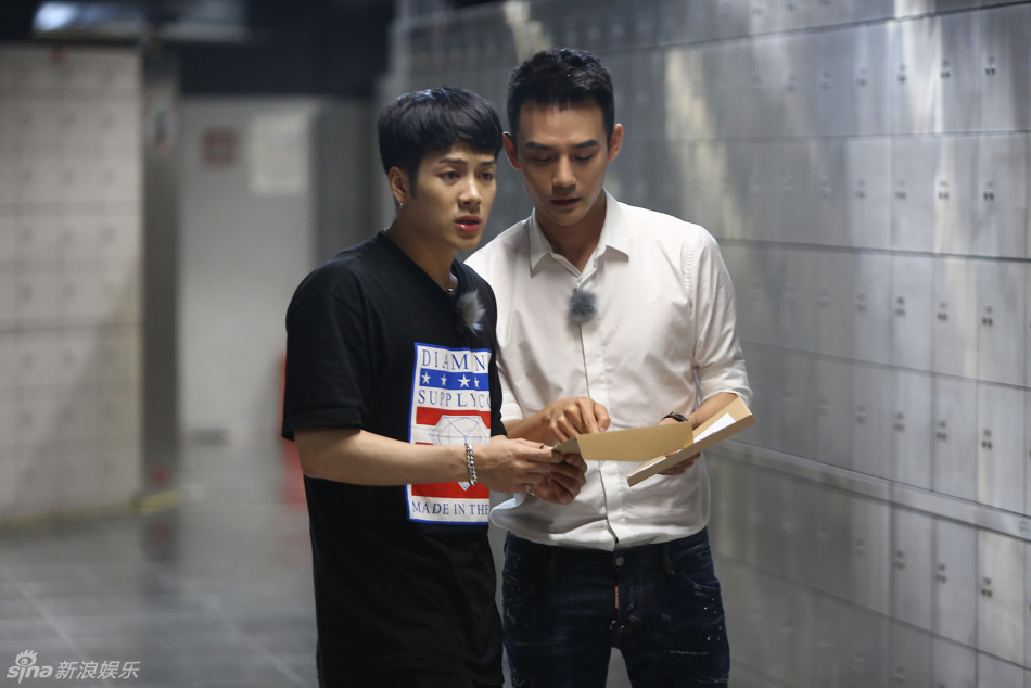 组图:《战斗吧》王凯穿花棉袄 井柏然呆萌喂猪_高清图集_新浪网