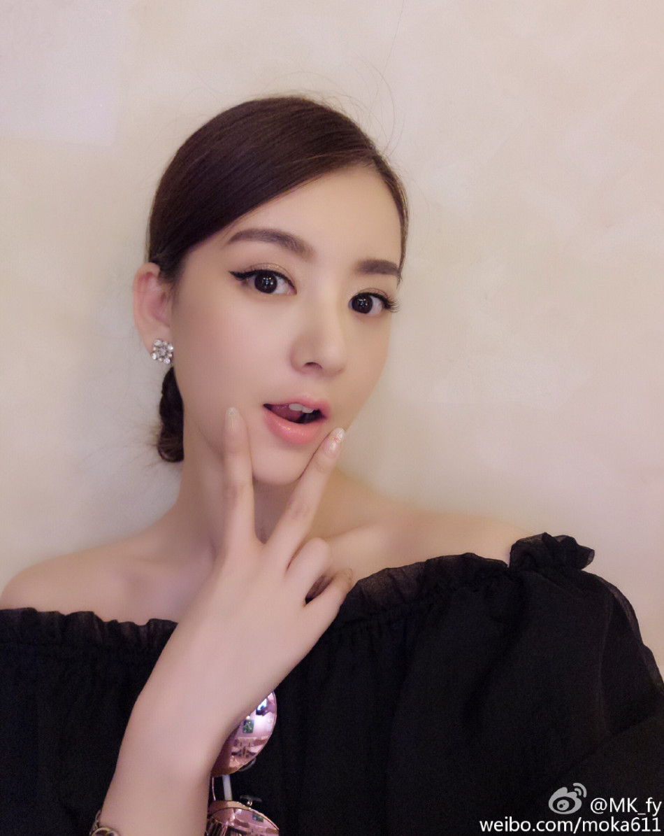 组图:郭富城女友方媛深蹲挺翘臀 水蛇腰超曼妙_高清图集_新浪网