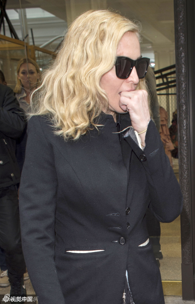 组图:麦当娜全黑look边走边抹嘴 与养子同行_高清图集_新浪网