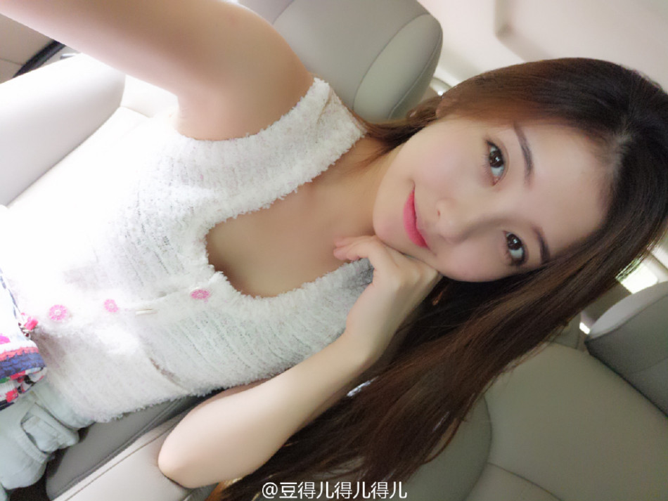 组图:思聪新欢豆得儿戏水 背心热裤长腿逆天_高清图集_新浪网