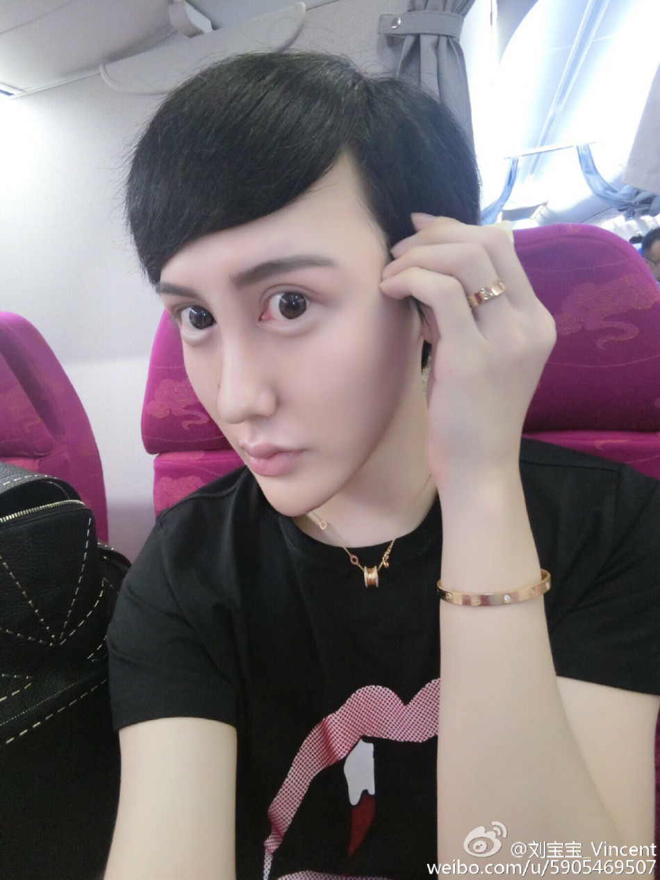 18 10:31:32 3 6 新浪娱乐讯 近日,蛇精男刘梓晨@刘宝宝_vincent 晒