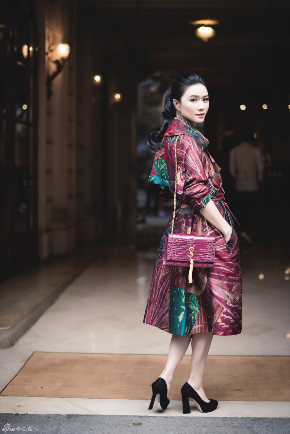 田海蓉巴黎街拍优雅摩登 显法式浪漫典雅