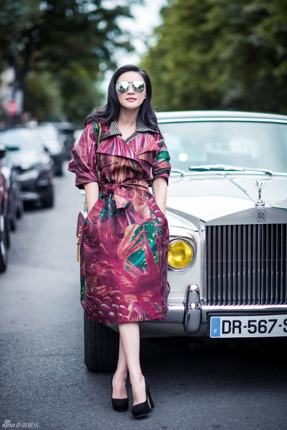 田海蓉巴黎街拍优雅摩登 显法式浪漫典雅