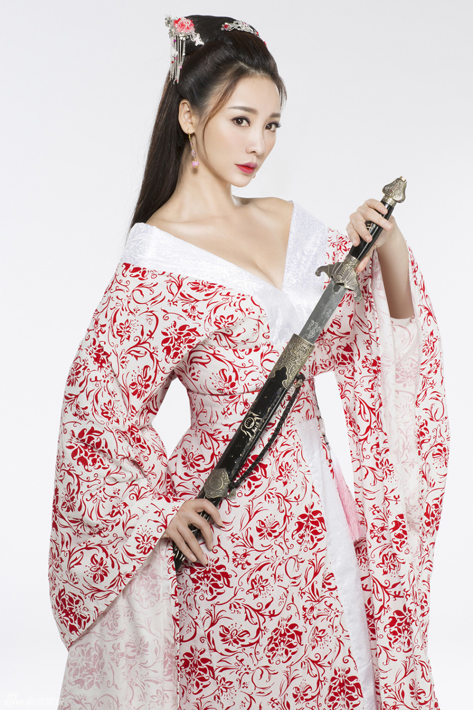 出镜,惟妙惟肖地展现了一个"双面佳人"的形象,既能化身妩媚典雅的宫装