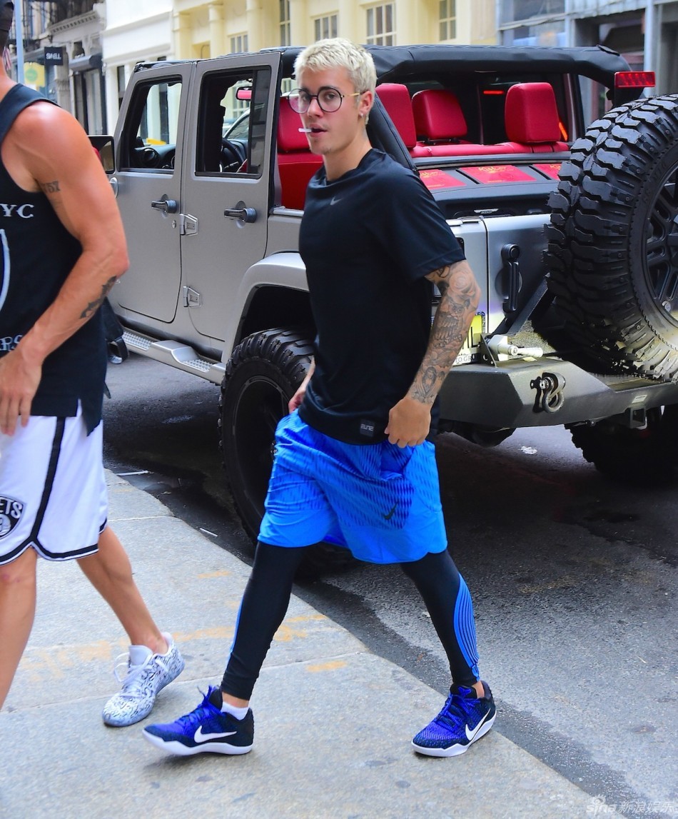 比伯戴圆框眼镜出街一路咬吸管花臂抢镜