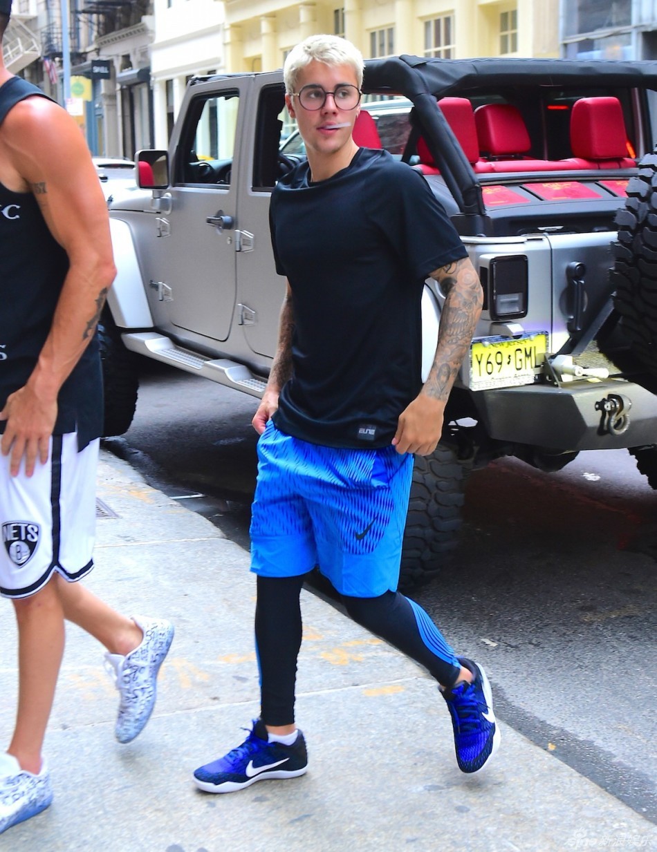 新浪娱乐讯 近日,贾斯汀-比伯(justin bieber)现身纽约街头,身穿运动