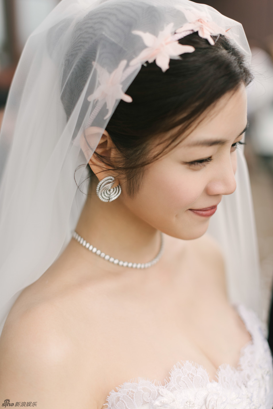 陈晓陈妍希在迎亲,敬茶行礼等环节过后,换上婚纱和西式礼服,对比精致