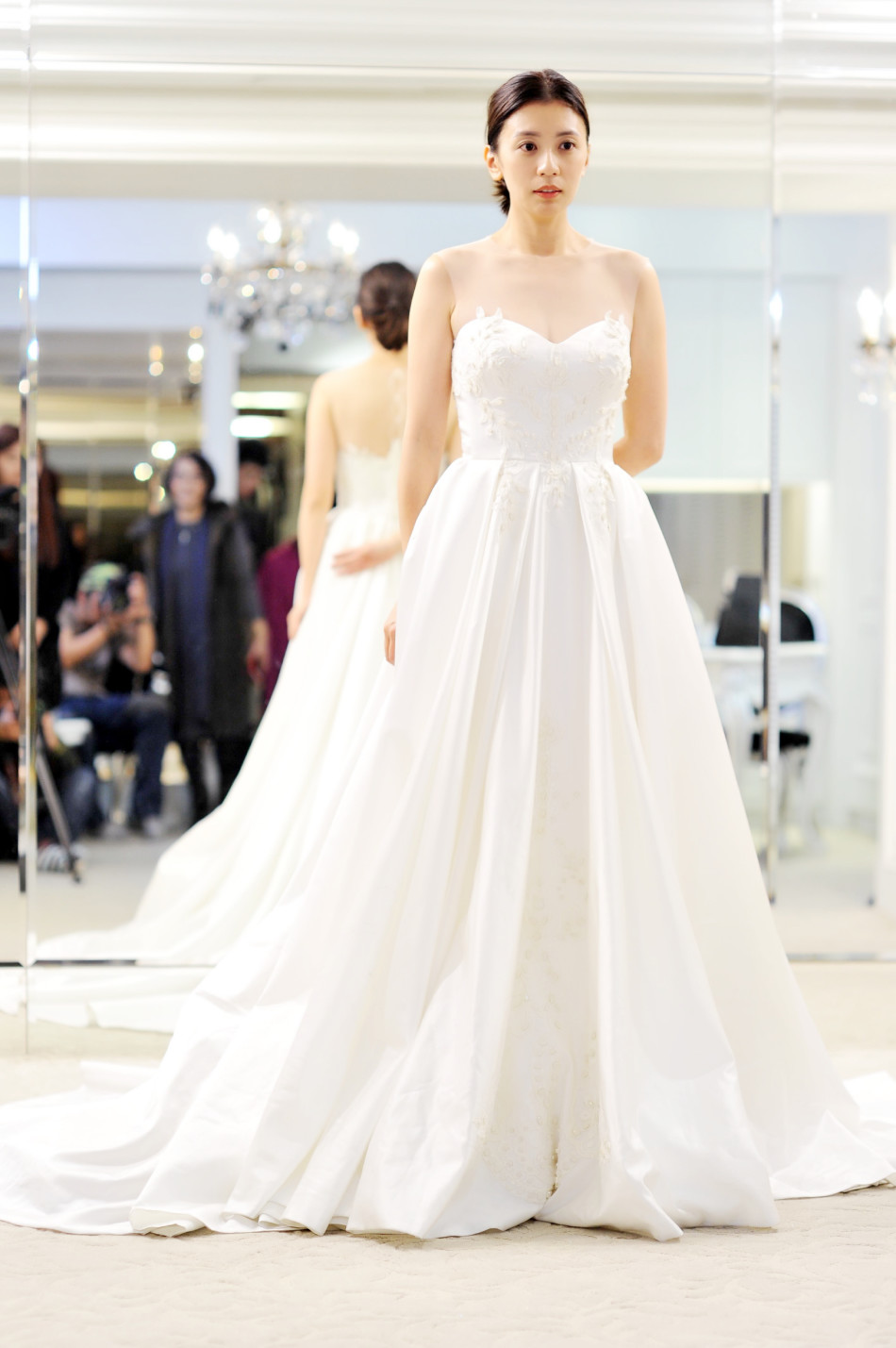 组图:妈超贾静雯咘咘试婚纱 大小公主美呆众人_高清图集_新浪网