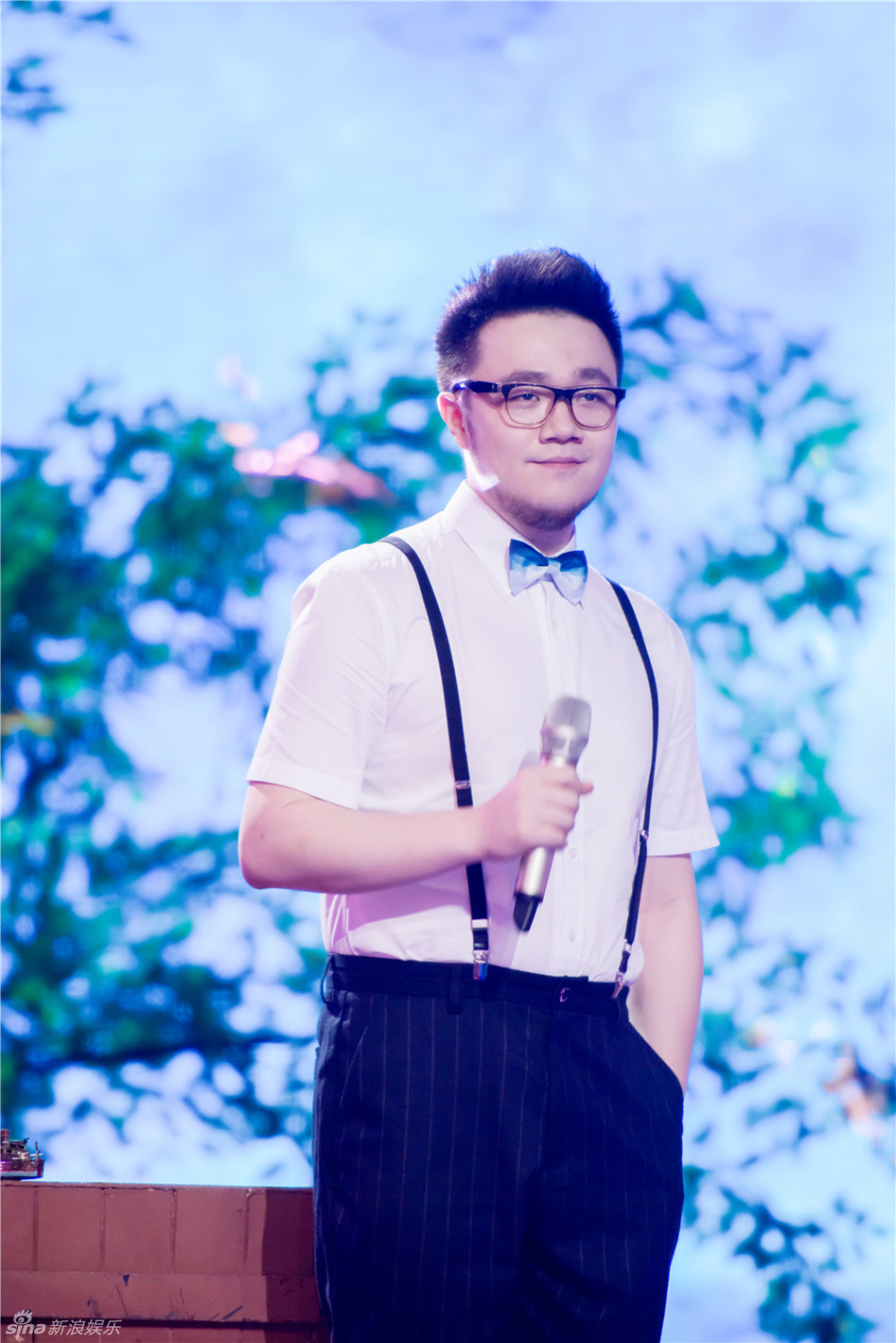 巴图为母亲宋丹丹深情演唱军港之夜