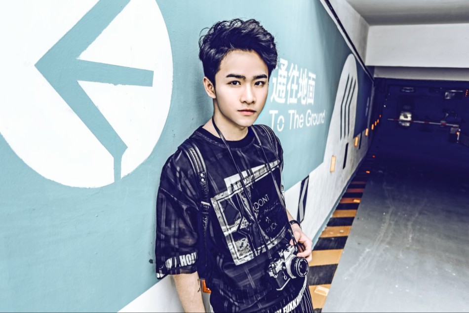 新浪娱乐讯 歌手秋裕盛近日曝光一组全新文艺范街拍写真,变身轻熟型男