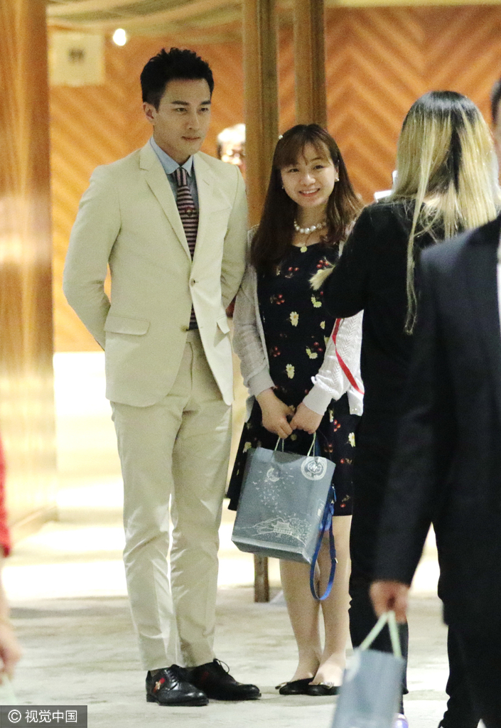 组图:刘恺威签名合影有求必应 风度翩翩如王子_高清图集_新浪网