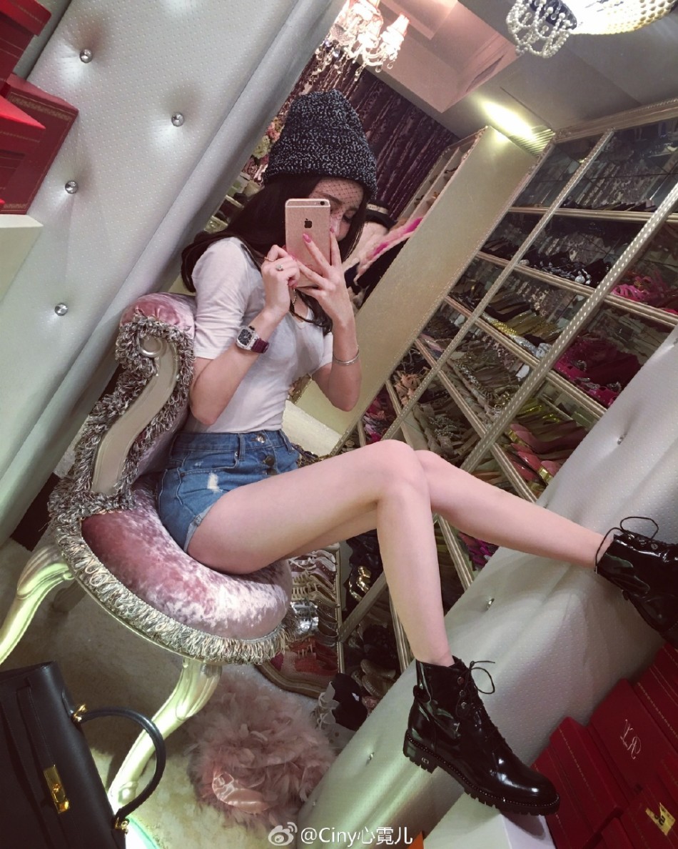 组图:网红心霓儿热裤秀长腿 满屋鞋包价值百万_高清图集_新浪网