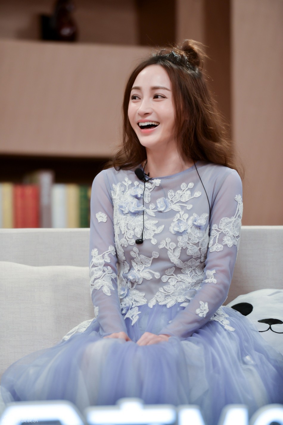 组图:姚笛丸子头现身元气足 开怀大笑超甜美_高清图集_新浪网