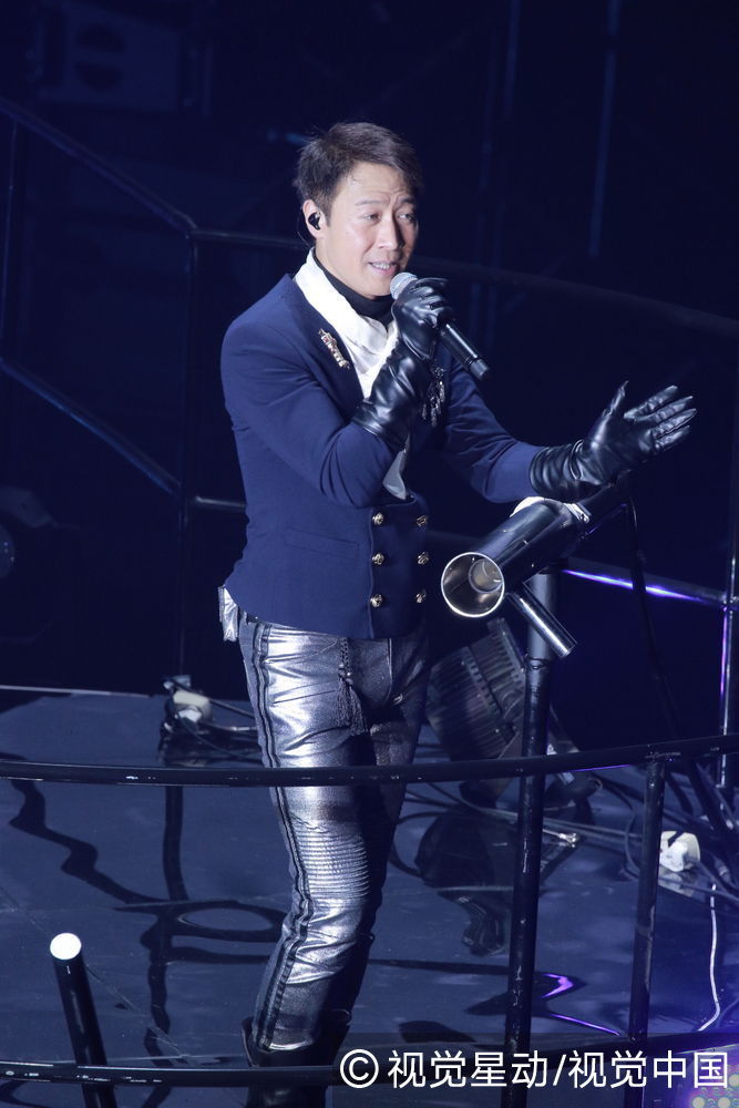 组图:黎明心情好卖力献唱 旗下新人jc上场助阵_高清图集_新浪网