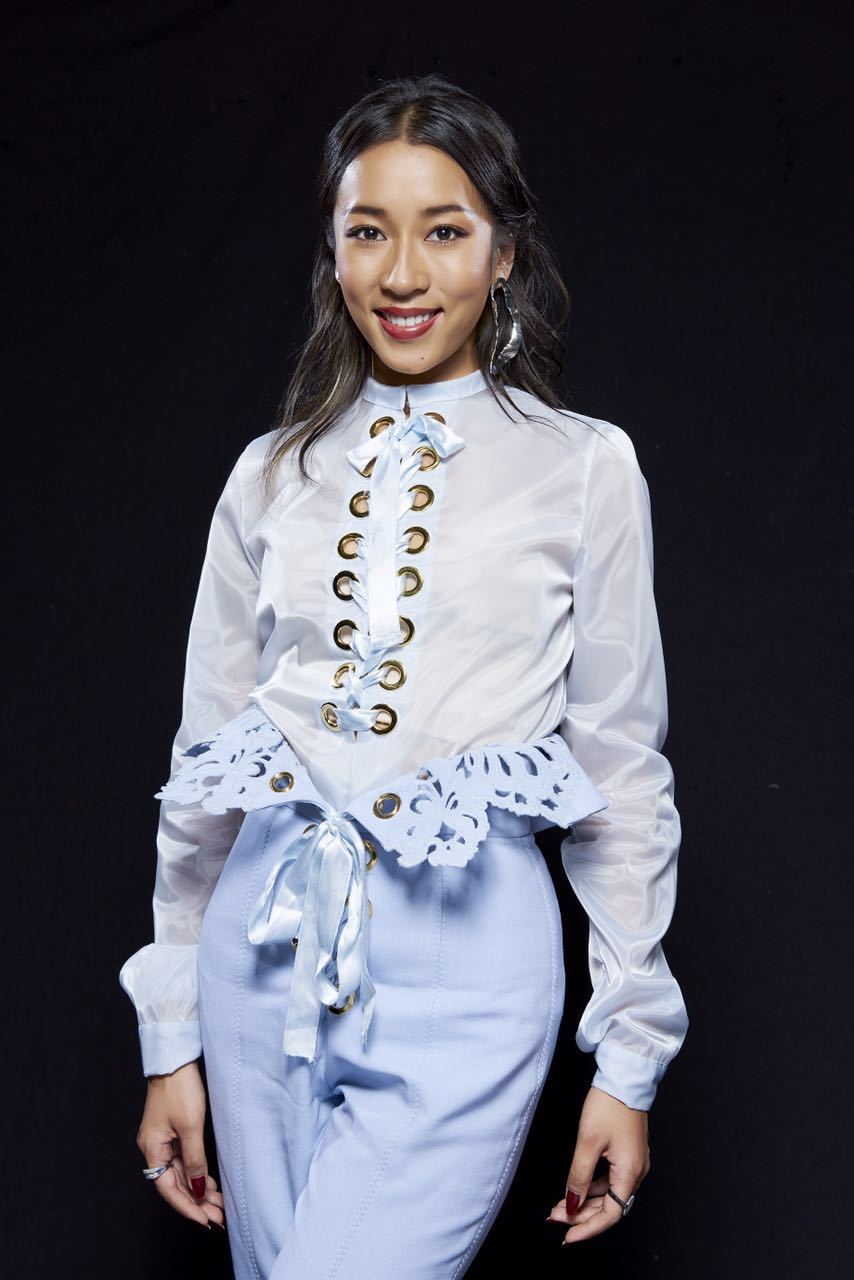 组图:吉克隽逸造型别致 蝴蝶形剪裁帅气又甜美_高清图集_新浪网