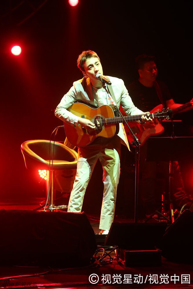 roy kim台湾首唱《天黑黑》 直呼感动