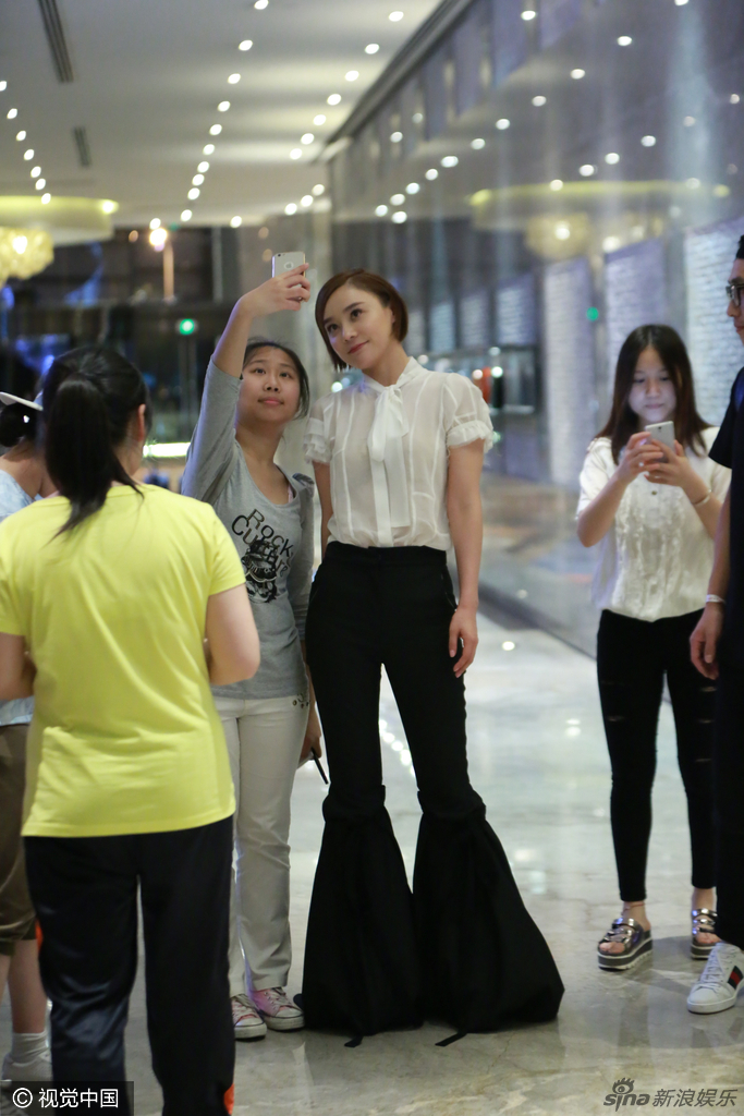 袁姗姗穿鱼尾裤扶腰走气场全开_高清图集_新浪网