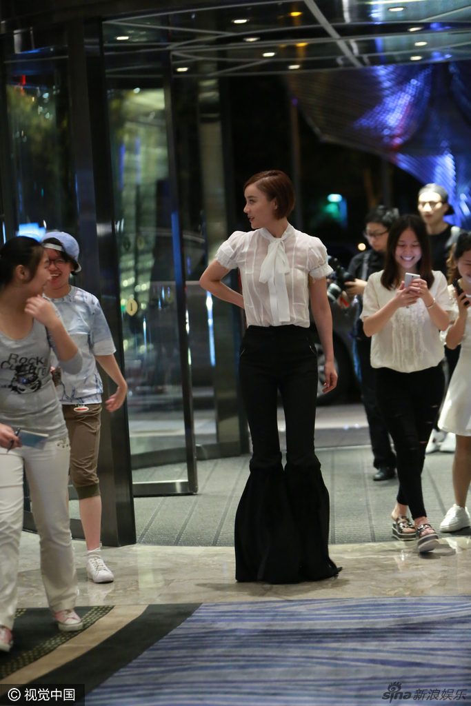 袁姗姗穿鱼尾裤扶腰走气场全开_高清图集_新浪网