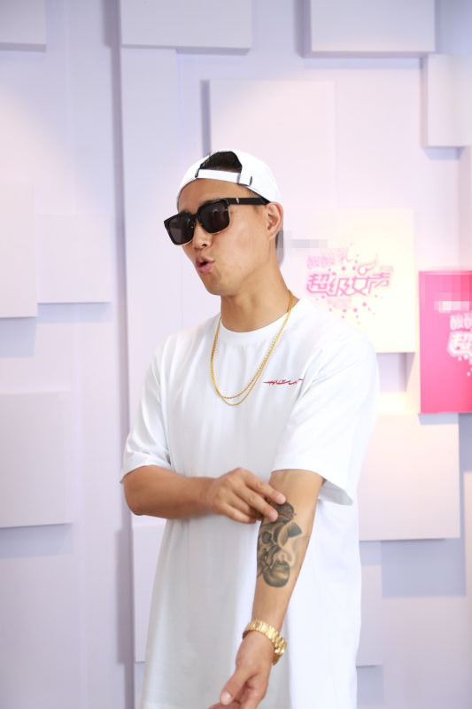 组图:姜gary秀纹身学中文 称喜欢清纯型_高清图集_新浪网