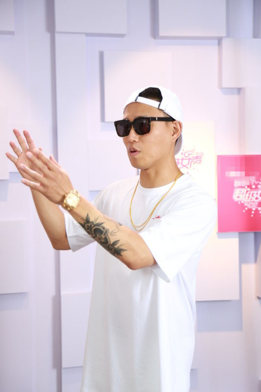 组图:姜gary秀纹身学中文 称喜欢清纯型_高清图集_新浪网