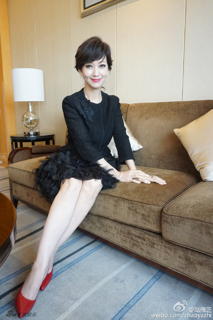 组图:62岁赵雅芝晒美腿 细腿长且直_高清图集_新浪网