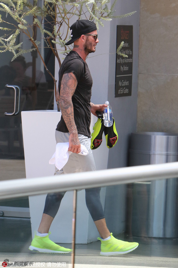 组图:任性帅!贝克汉姆穿骚气荧光黄现身健身房_高清图集_新浪网