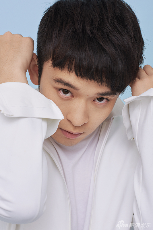 组图:董子健纯白大片曝光 眼中有戏变精分boy_高清图集_新浪网