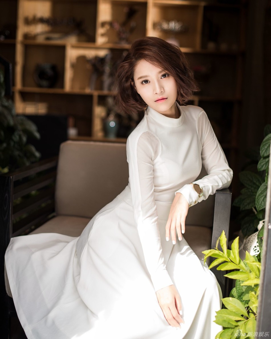 蔡蝶慵懒大片曝光 诠释短发女生的性感