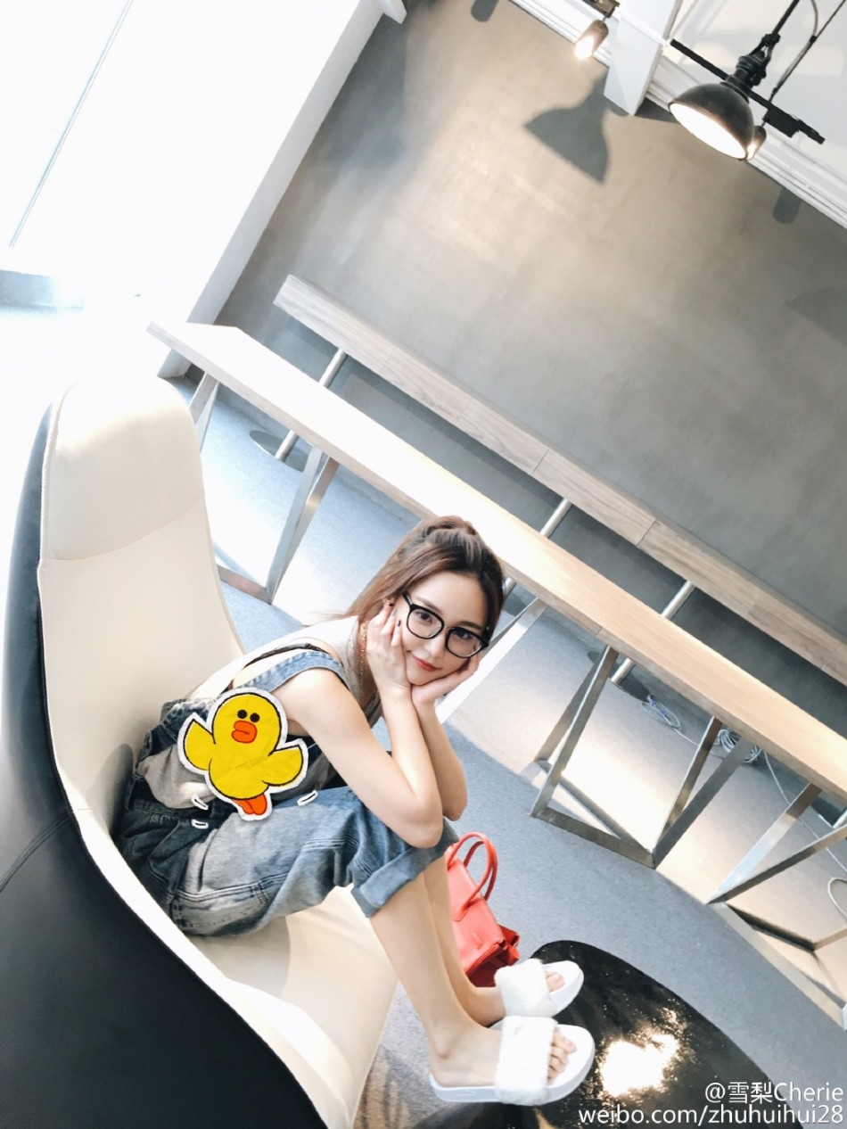 29 09:37:26 4 / 4 新浪娱乐讯 日前,王思聪网红前女友@雪梨cherie 在