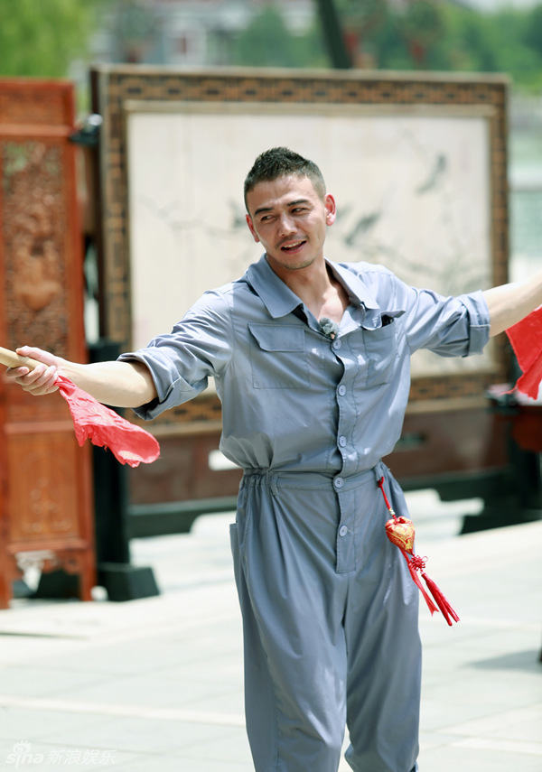 组图:杨烁录《战斗》意外晕倒 咬牙坚持不放弃