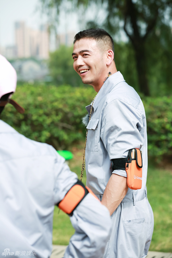 组图:杨烁录《战斗》意外晕倒 咬牙坚持不放弃