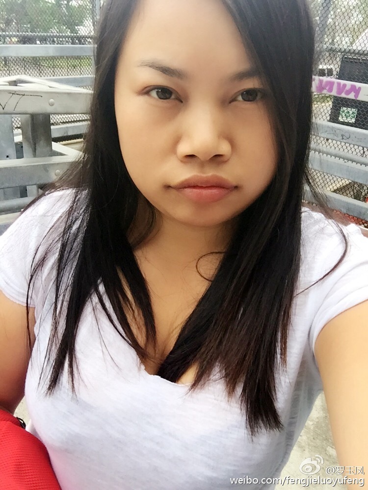 组图:凤姐晒自拍称看气质 穿白衣微露事业线_高清图集_新浪网