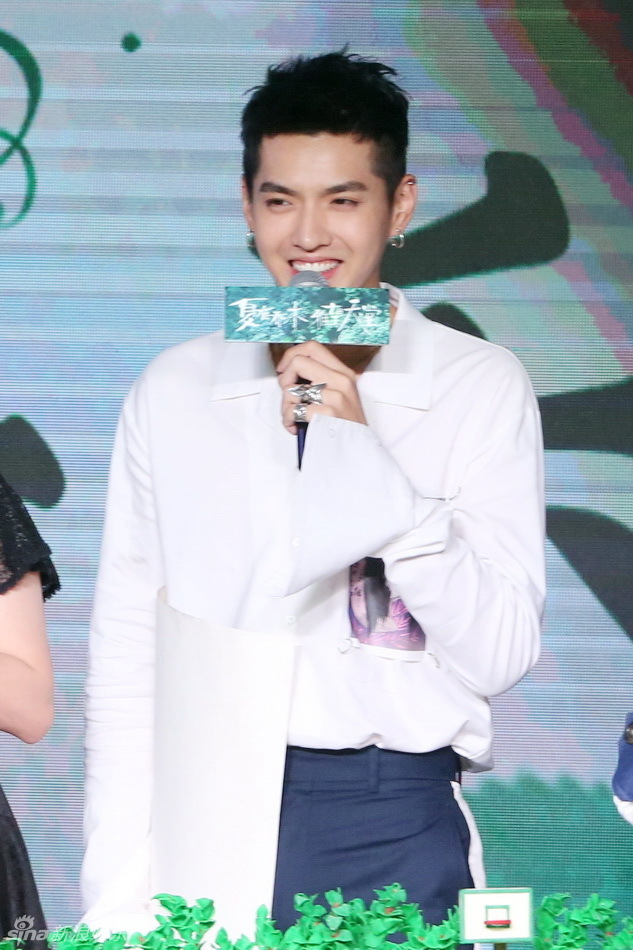 组图:《夏有乔木》吴亦凡清新白衬衫颜值上线