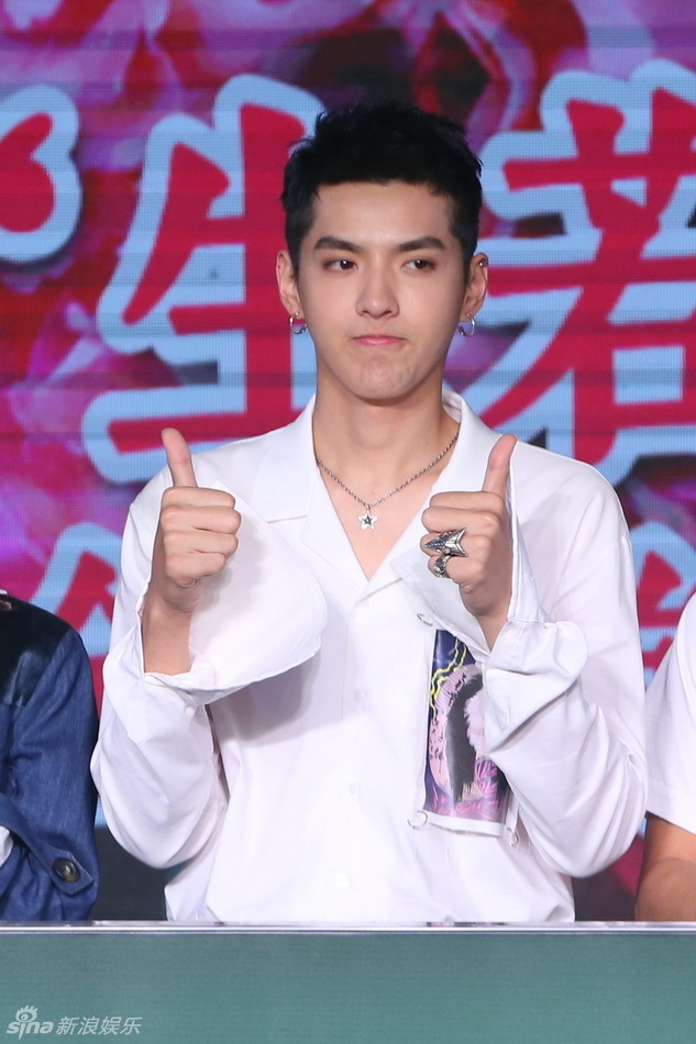 组图:《夏有乔木》吴亦凡清新白衬衫颜值上线