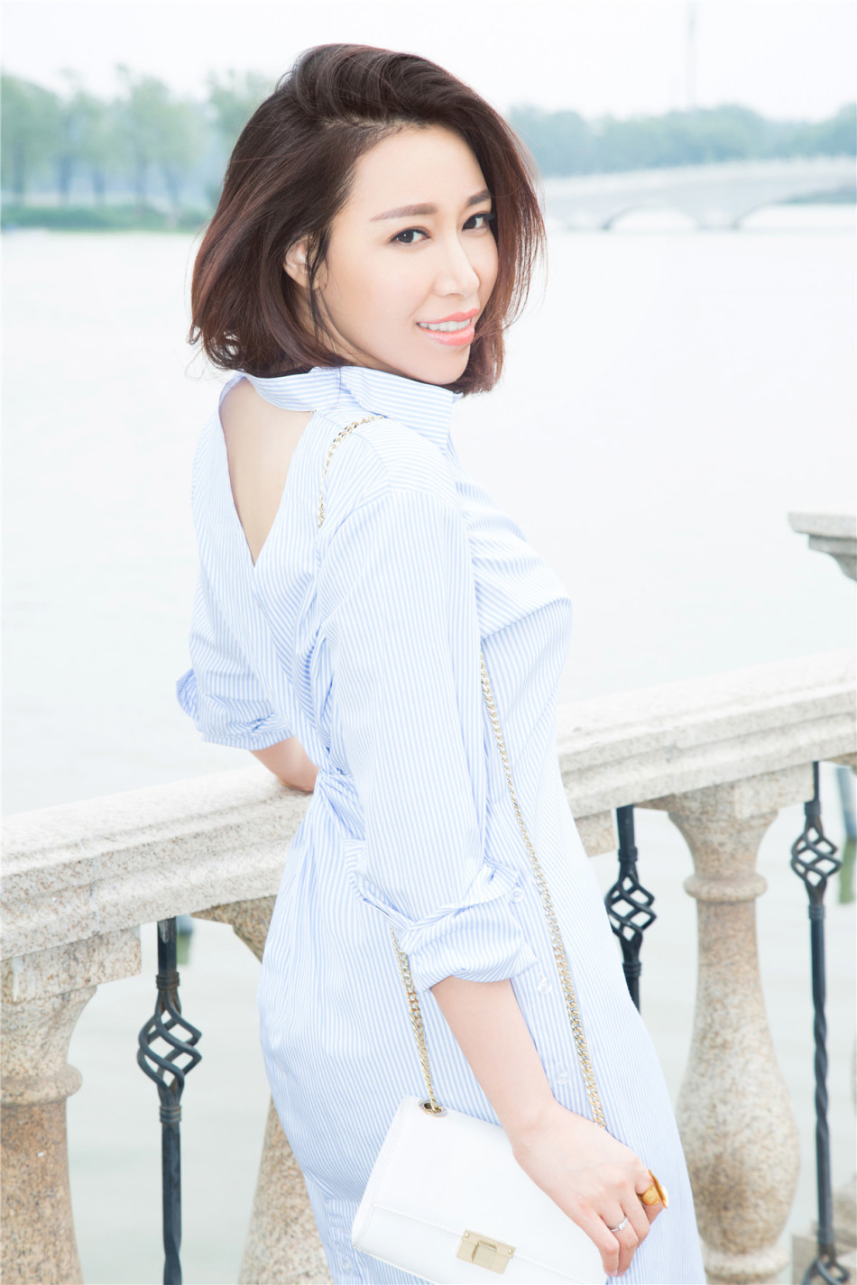 大女人气质展风情 2016-08-02 11:32 新浪娱乐讯 歌手金池拍摄了一
