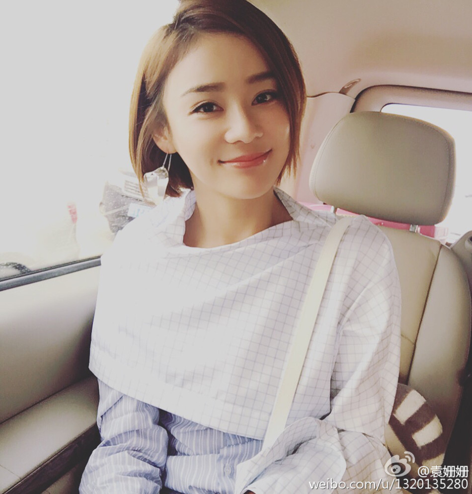 袁姗姗留小清新短发 摆搞怪手势笑容迷人-读图时代-大众网-山东重点