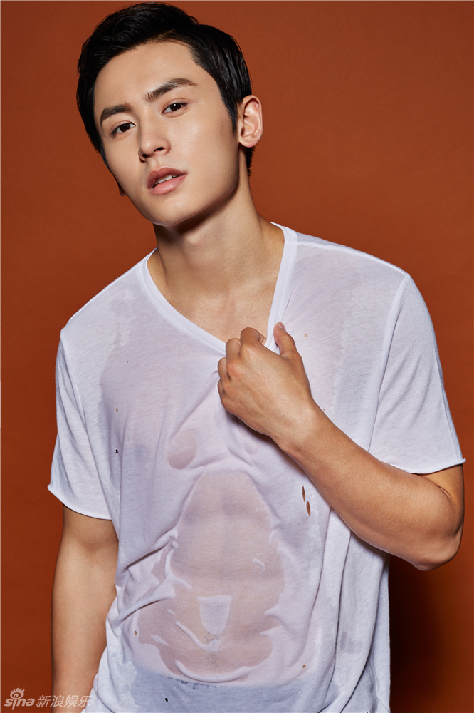 组图:张哲瀚湿身写真曝光 秀腹肌荷尔蒙爆表_高清图集_新浪网