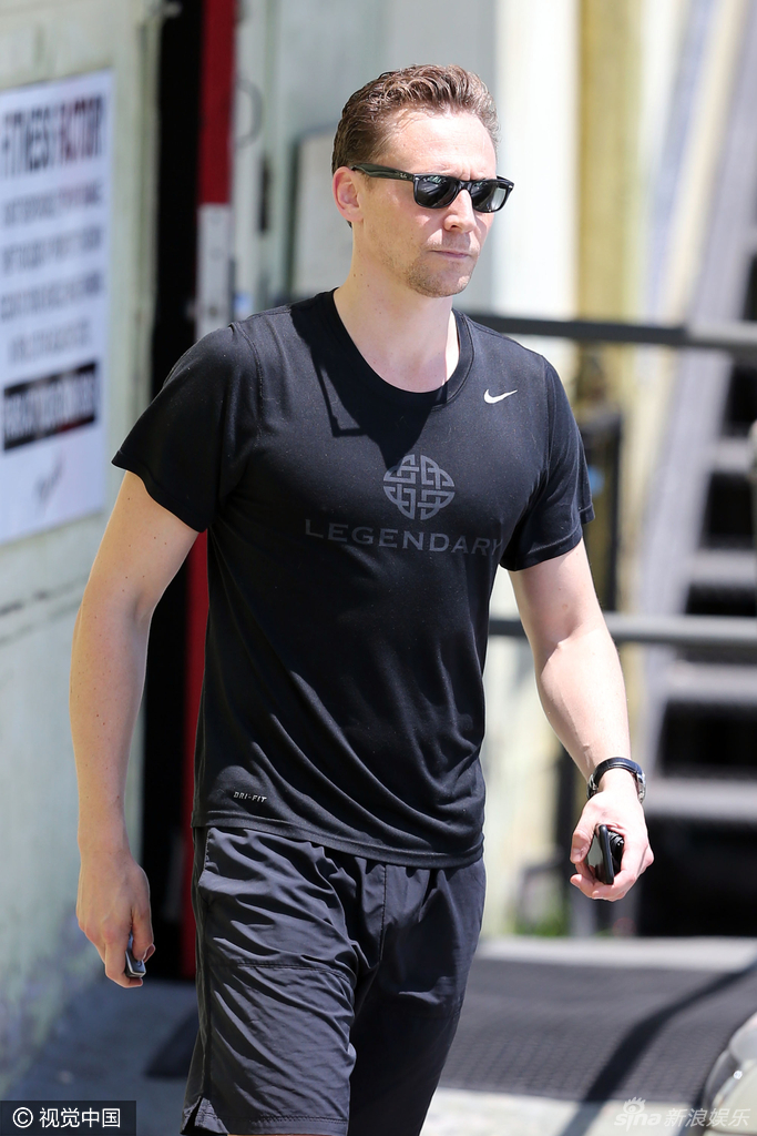 见不到女友落寞?抖森外出健身不苟言笑
