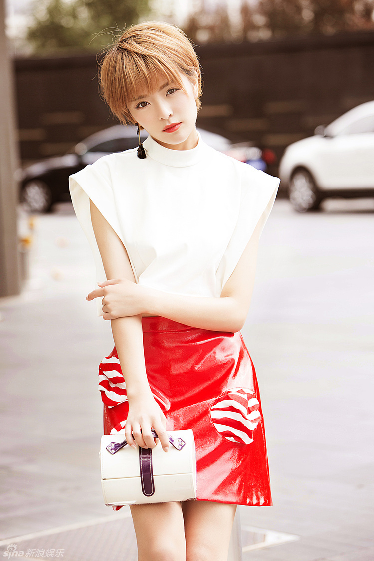 种丹妮曝时尚街拍 演绎个性新穿搭