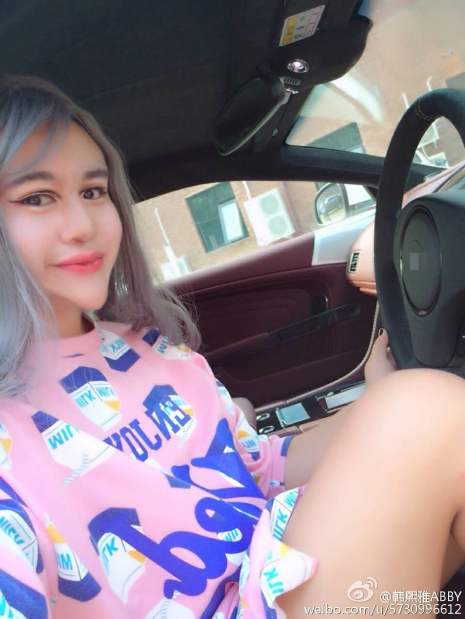 蛇精女豪车晒钞票 白发尖脸似巫婆_高清图集_新浪网