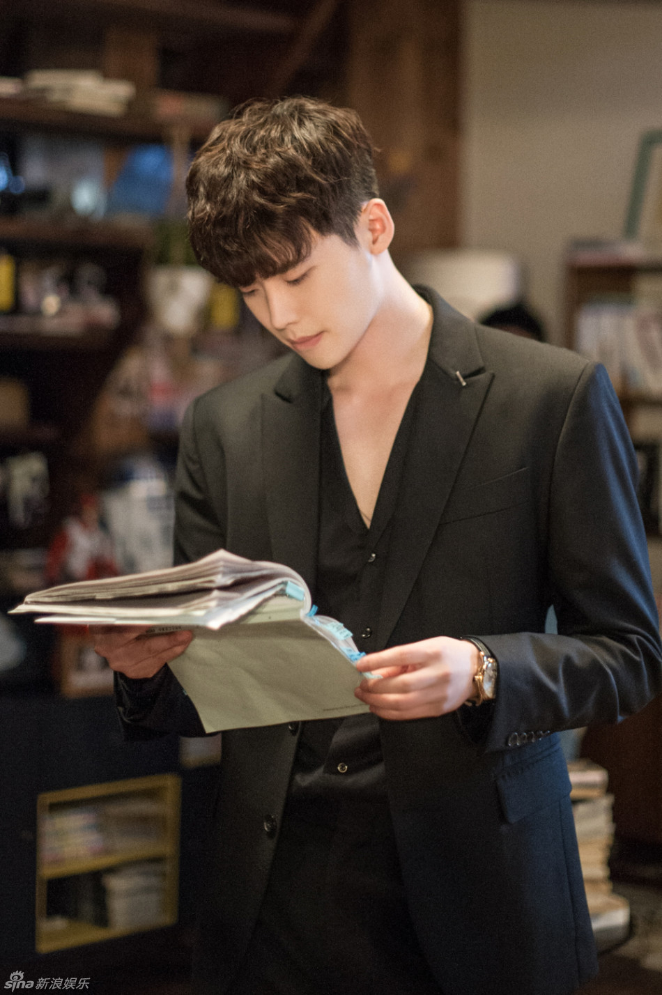 组图:《w》李钟硕动作戏花絮 眼神专注超敬业_高清图集_新浪网