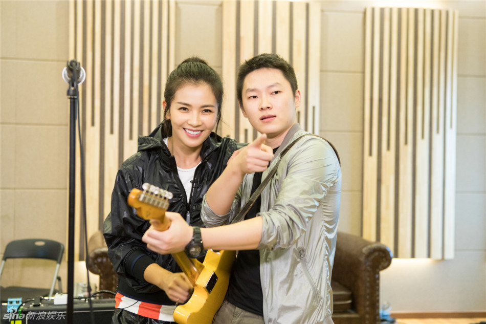 首挑摇滚乐,同时找来乐坛唱作歌手梁博以及他的乐队成员一起助阵帮唱!