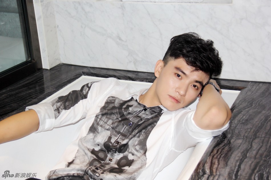 组图:王羽铮浴缸写真大片曝光 展时尚型男魅力_高清图集_新浪网