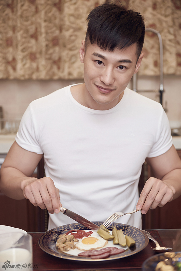 组图:亓航半裸拍摄美食大片 胸肌饱满性感撩人_高清图集_新浪网