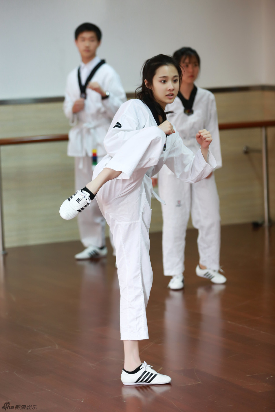 组图:张慧雯热衷跆拳道 化身"运动系少女"_高清图集_新浪网