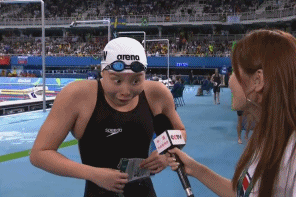 傅园慧晋级女子100米仰泳决赛 表情难自制