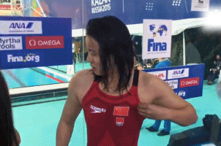 傅园慧经典表情 被泳衣弹到