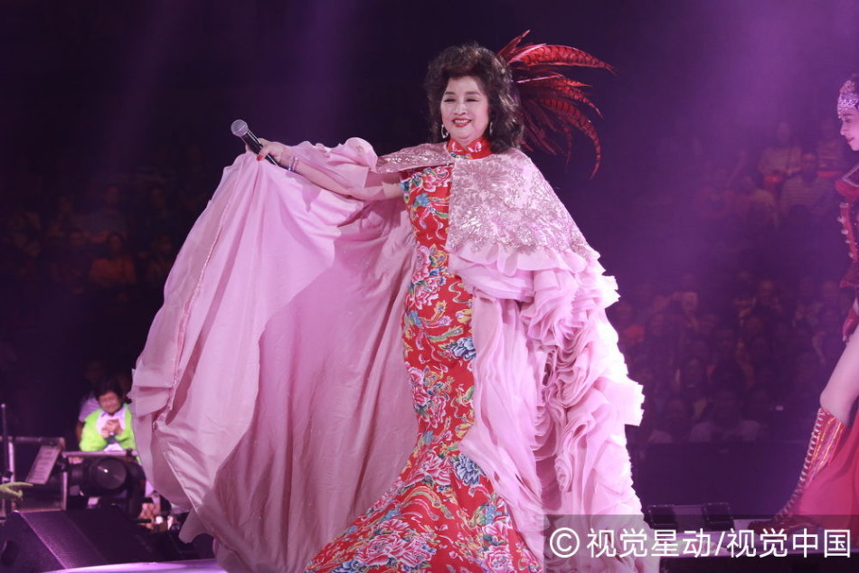 19:39 1 / 5 新浪娱乐讯 8月5日,殿堂级歌手徐小凤一连八场红馆演唱会