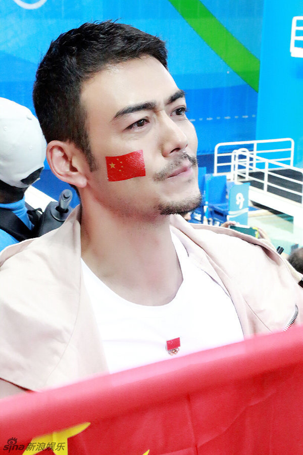 杨烁和吴敏霞拥抱