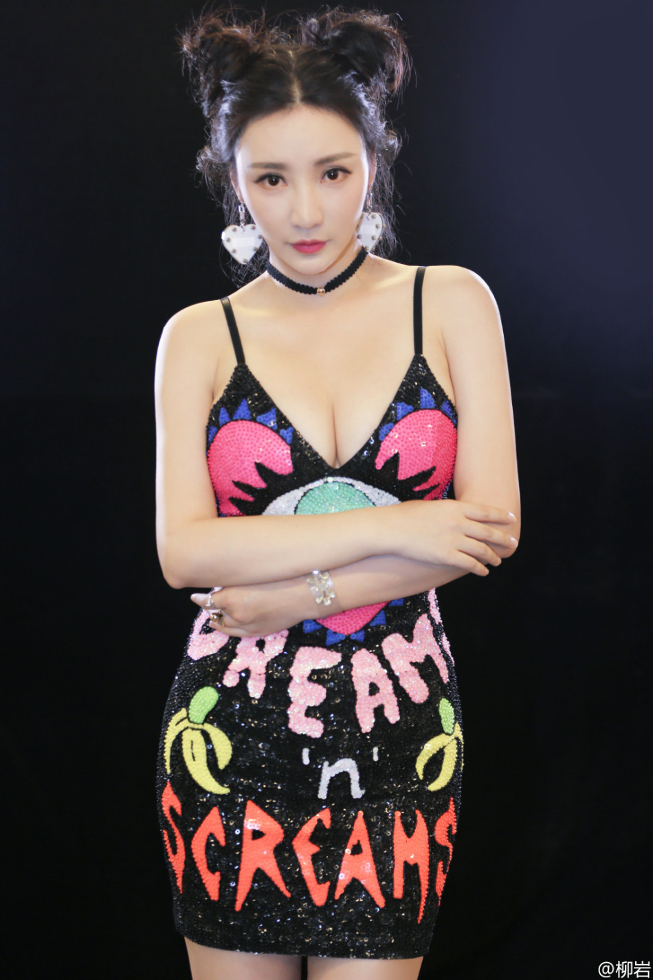 新浪娱乐讯 8月8日,柳岩在微博晒出自己一组美照,照片中她身穿深v吊带